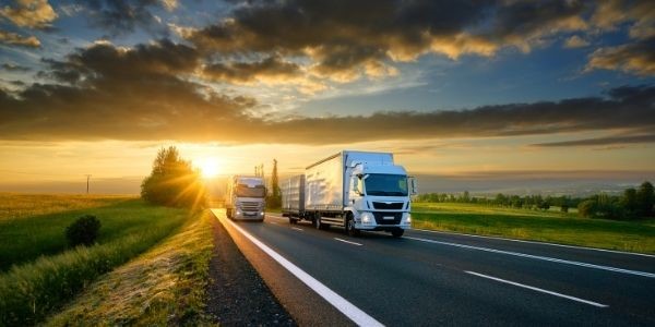 Prepoved prehitevanja tovornih vozil na celotnem omrežju s 1. 11. 2021